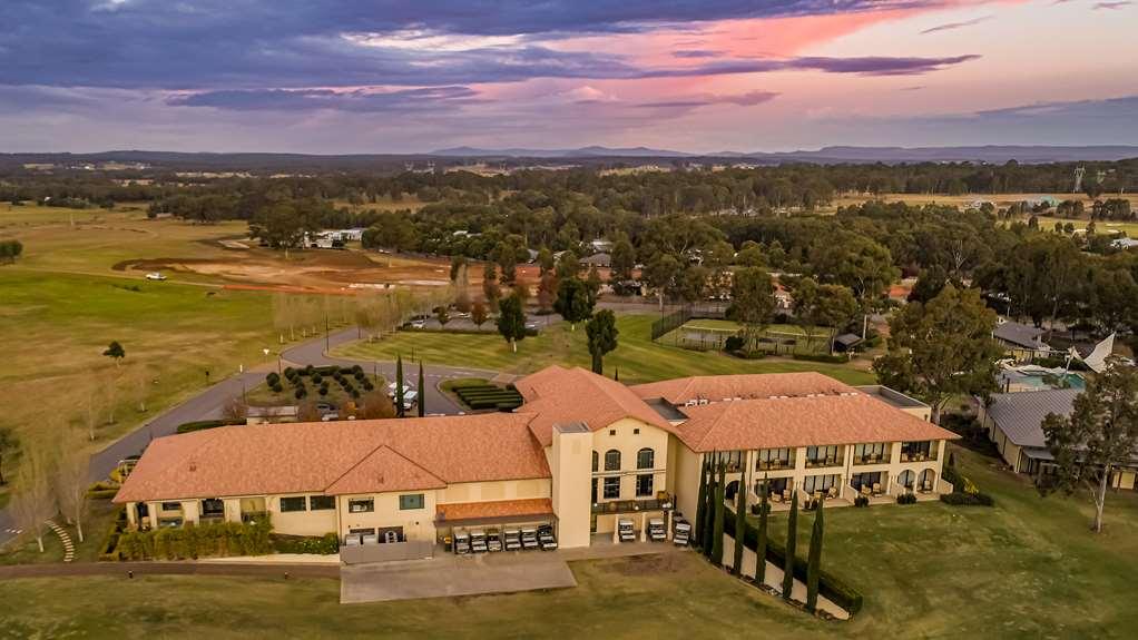Chateau Elan At The Vintage Поколбин Екстериор снимка Aerial view of the clubhouse at the Wagga Wagga Golf Club