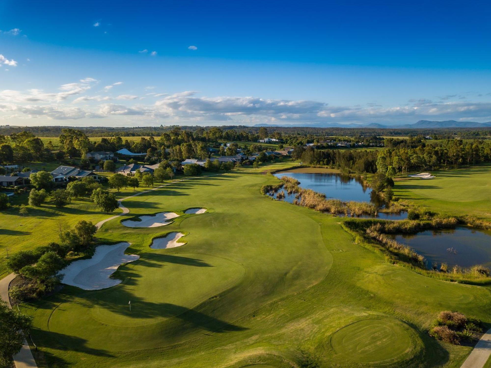 Chateau Elan At The Vintage Поколбин Екстериор снимка The 18th hole at The Lakes Golf Club