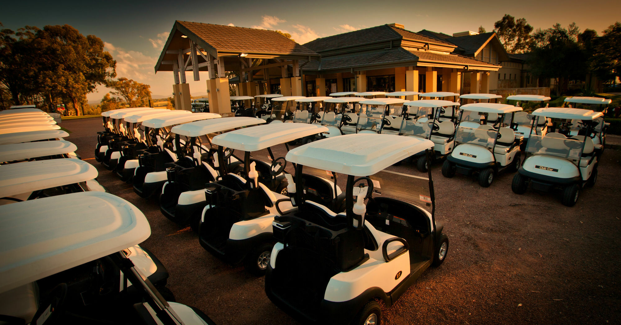 Chateau Elan At The Vintage Поколбин Екстериор снимка Golf carts at a golf course