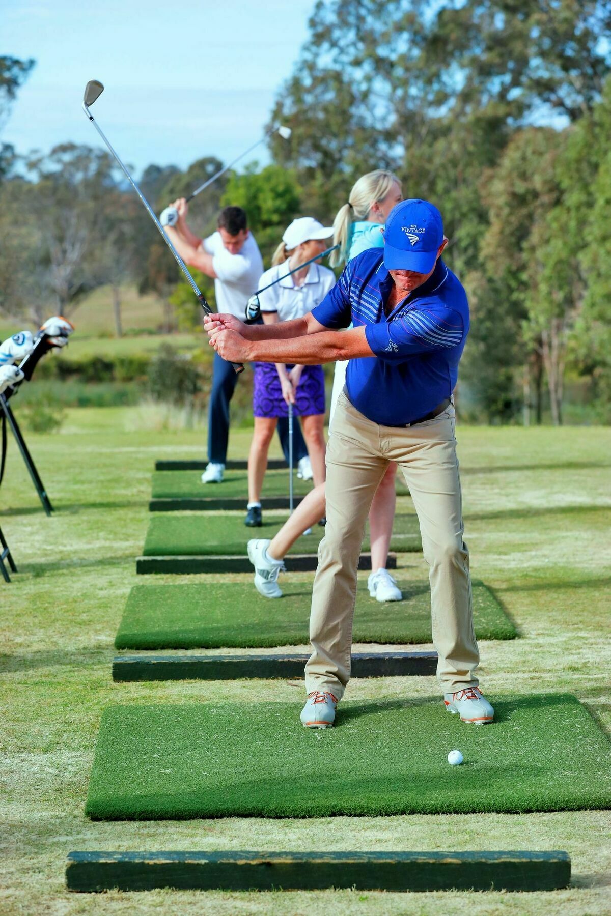 Chateau Elan At The Vintage Поколбин Екстериор снимка Golfers practicing on a driving range