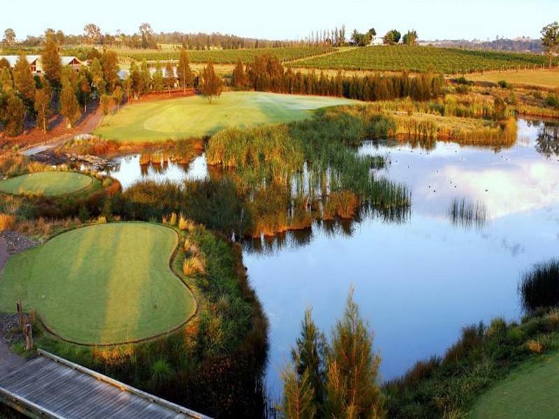Chateau Elan At The Vintage Поколбин Екстериор снимка The 18th hole at the Links Lady Bay Golf Club